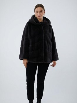 Укороченная шуба из меха норки с капюшоном