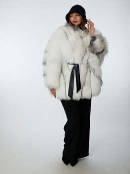 Укороченная шуба из меха лисы