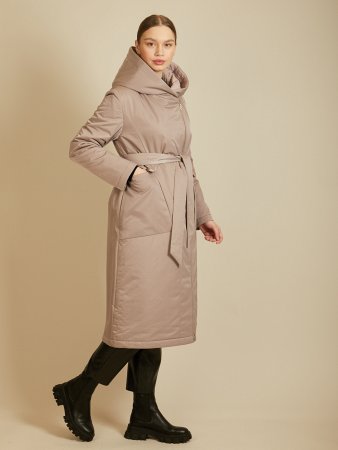 Утепленное пальто с капюшоном и поясом