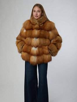 Укороченная шуба из меха лисы
