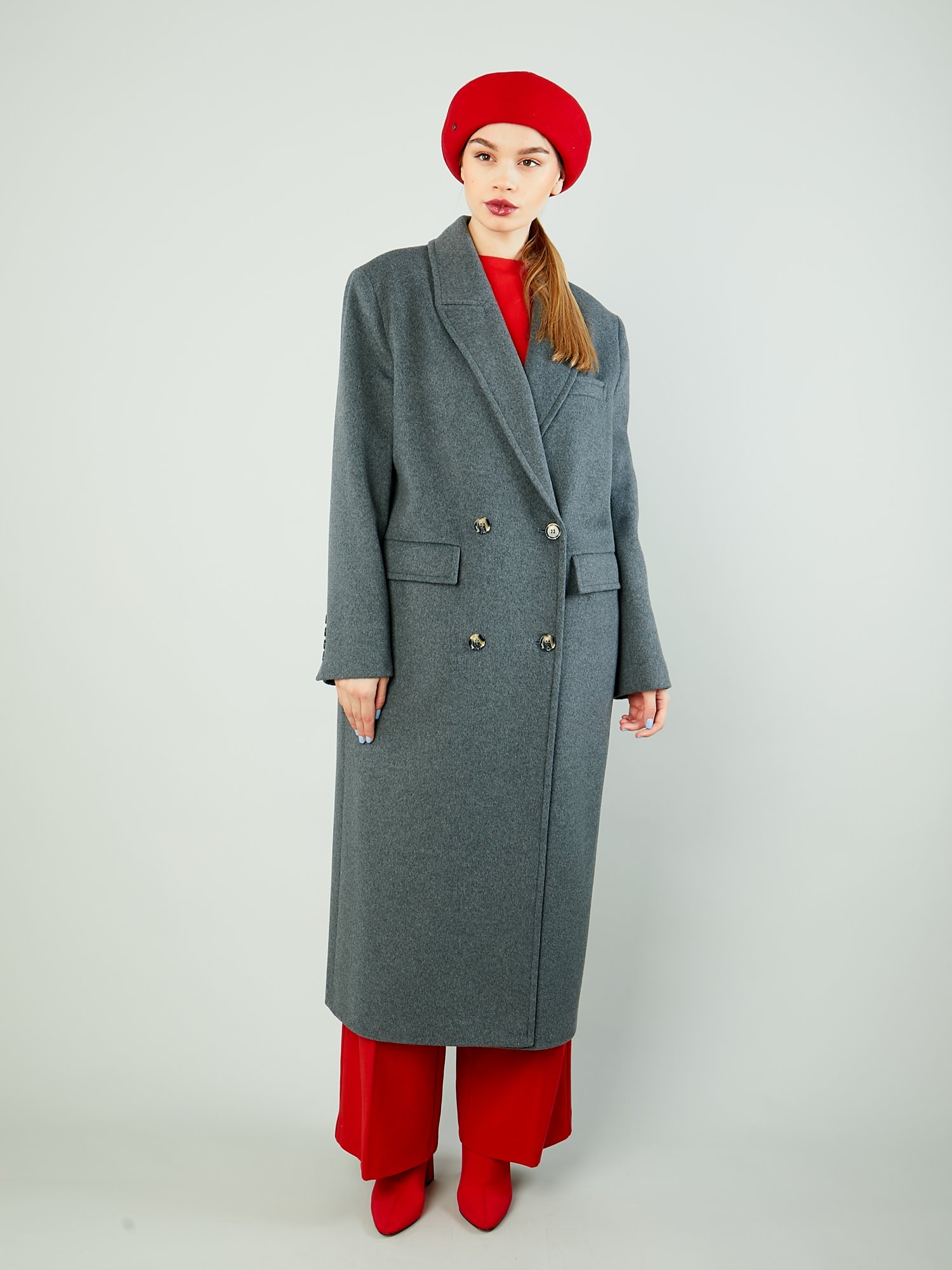 Демисезонное пальто с английским воротником и поясом 