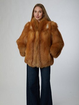 Укороченная шуба из меха лисы