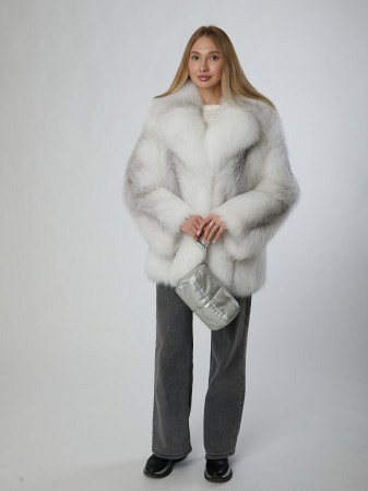 Укороченная шуба из натурального меха лисы