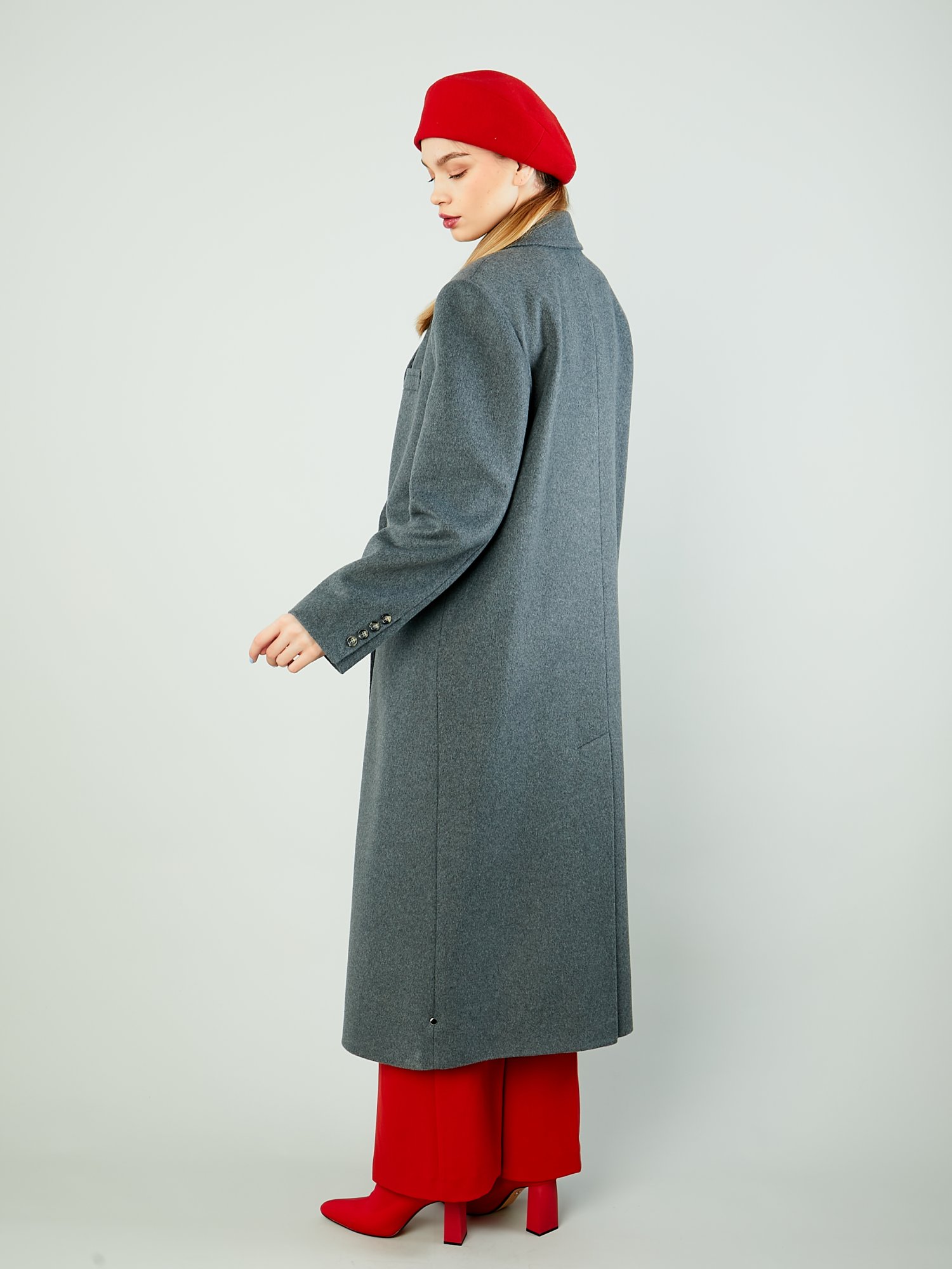 Демисезонное пальто с английским воротником и поясом 