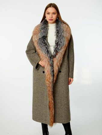 Пальто женское с отделкой мехом лисы