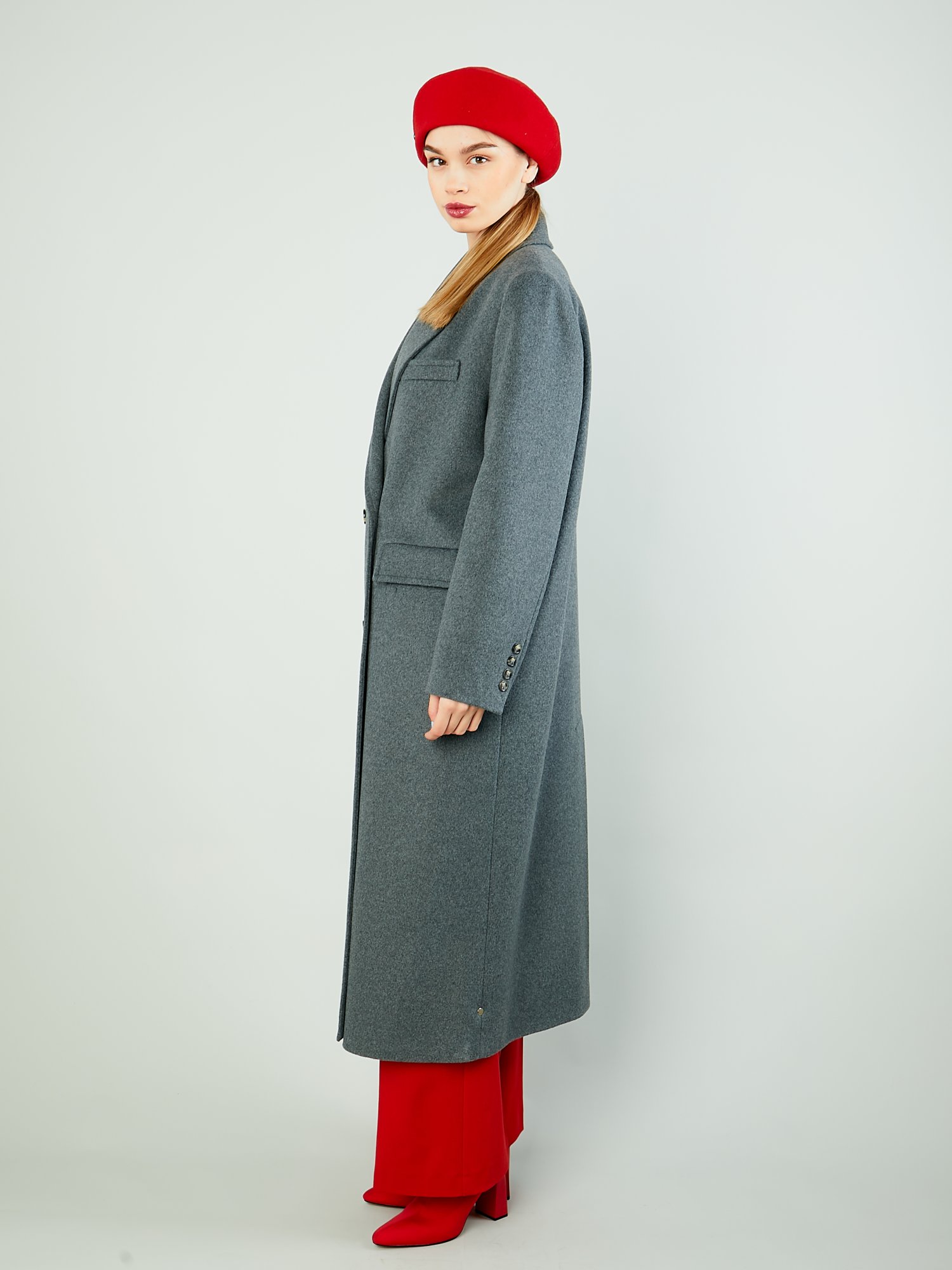 Демисезонное пальто с английским воротником и поясом 