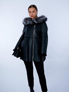 Укороченная дубленка из овчины с капюшоном