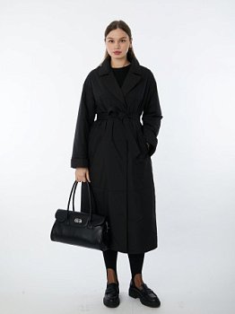 Утепленный плащ с ангийским воротником и поясом