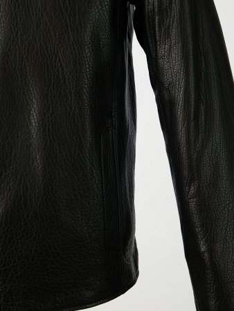 Кожаная куртка на мехе с воротником стойкой