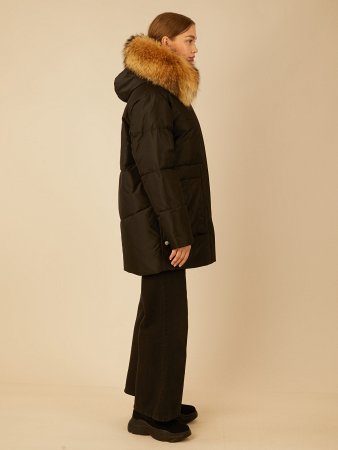 Зимняя куртка с отделкой из меха енота