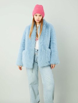 Короткая шуба из экопесца с поясом