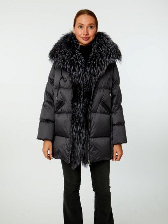 Пуховик с капюшоном и отделкой мехом лисицы