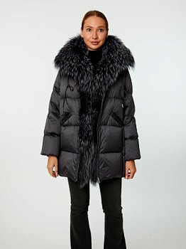 Пуховик с капюшоном и отделкой мехом лисицы