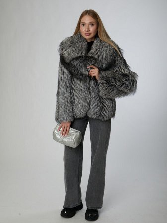 Укороченная шуба из меха чернобурой лисы