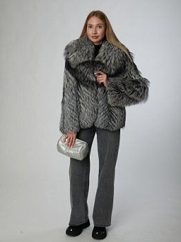 Укороченная шуба из меха чернобурой лисы