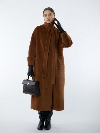 Двубортное эфектное макси-пальто со шлицей