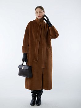 Двубортное эфектное макси-пальто со шлицей