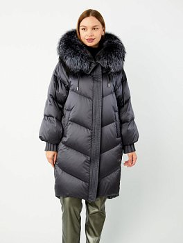 Удлиненный пуховик с капюшоном и отделкой из лисы