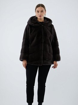Укороченная шуба из меха норки с капюшоном